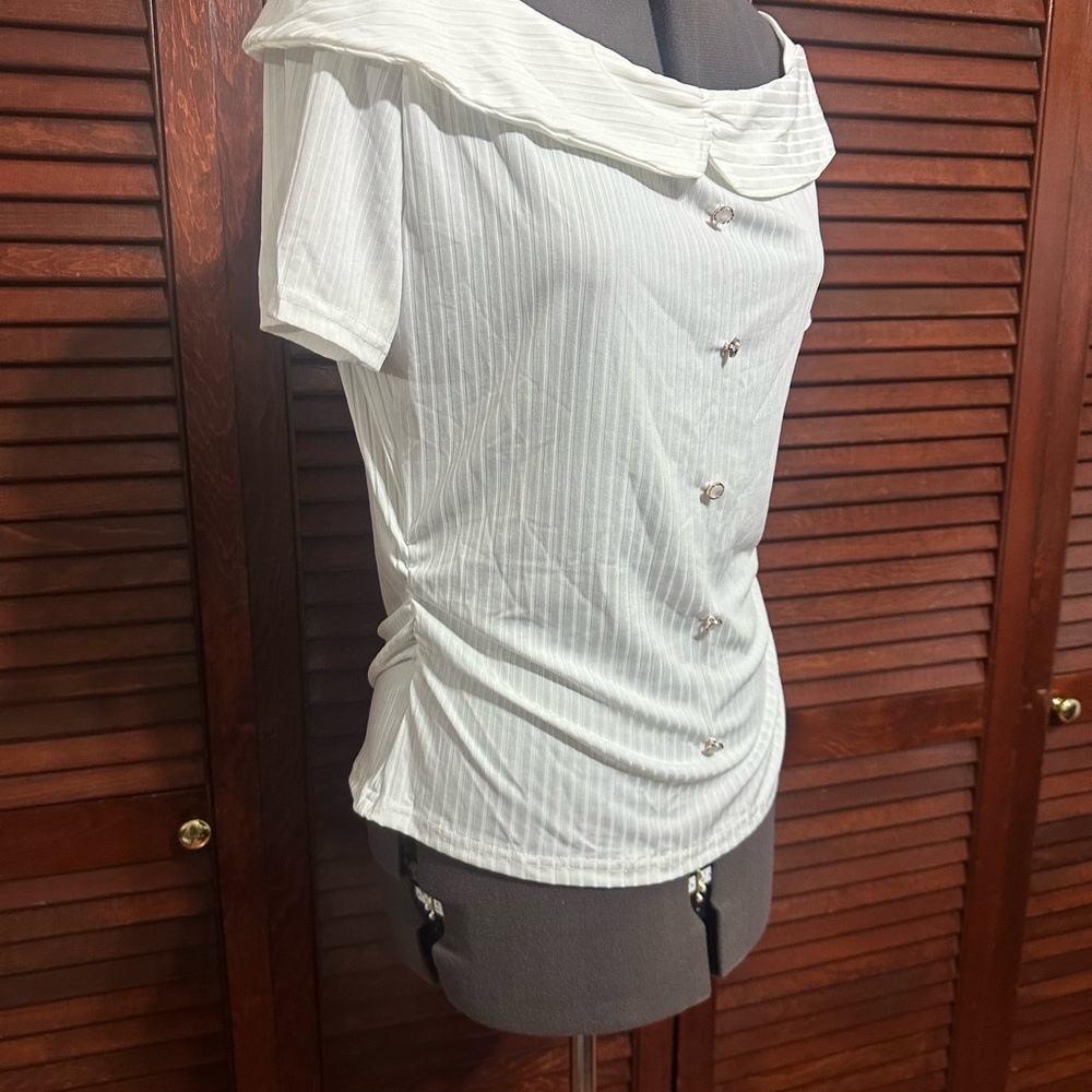 Elegant White , Buttoned Women's Top